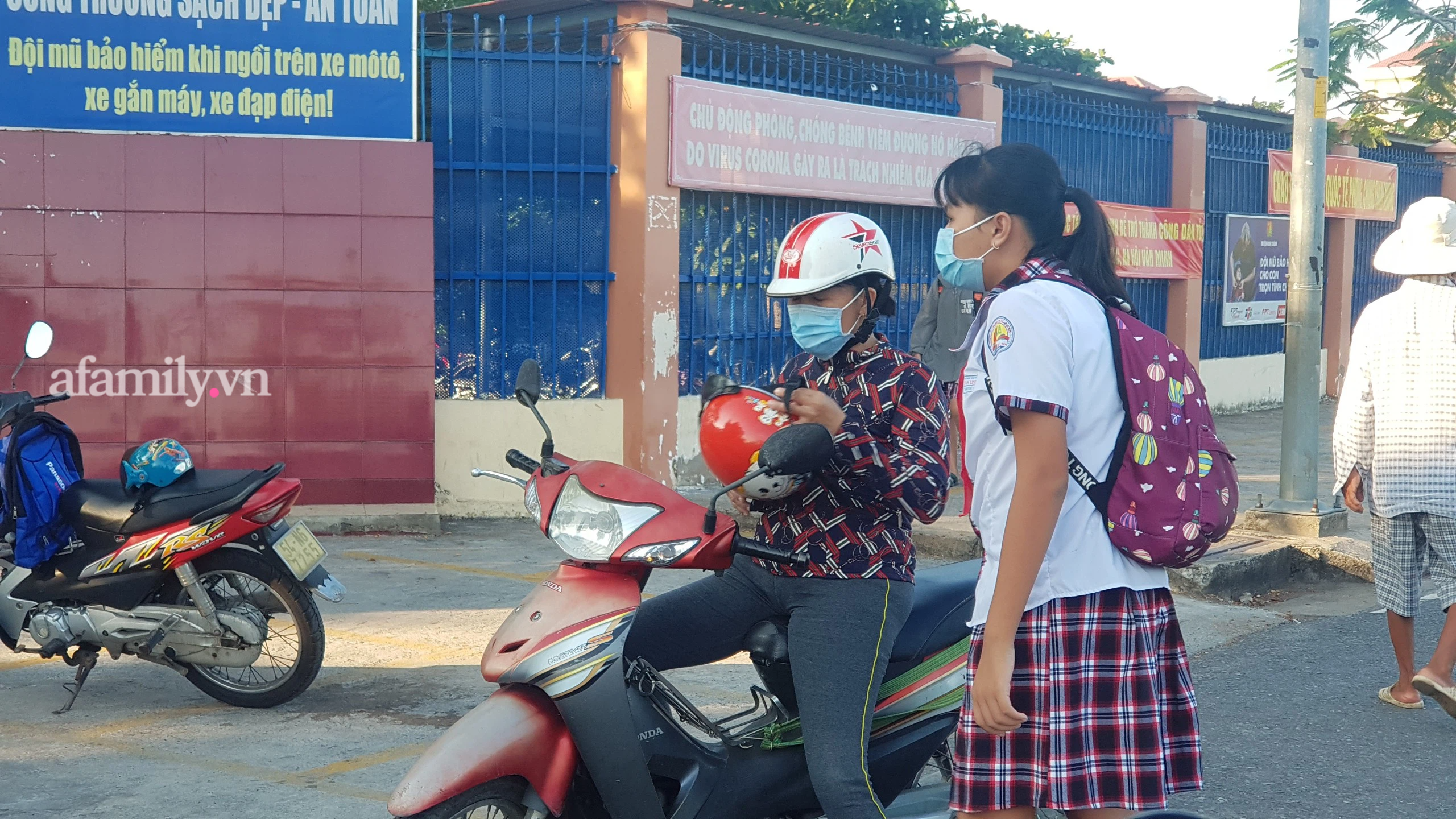 Học sinh TP. HCM ngày đầu quay trở lại trường sau nghỉ lễ: Được đo thân nhiệt, tuân thủ quy định đeo khẩu trang - Ảnh 6.