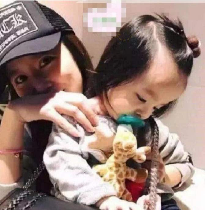 Mới 3 tuổi đã có tài sản cả nghìn tỷ đồng dắt túi vậy mà khi đi học, con gái Lâm Tâm Như lại kể 1 chuyện khiến mẹ lo toát mồ hôi - Ảnh 2.