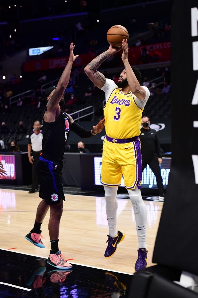 Anthony Davis lại chấn thương, Los Angeles Lakers đối mặt tương lai đen tối trước vòng Playoffs? - Ảnh 1.