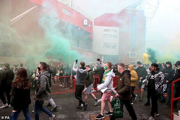 Manchester United mất hợp đồng tài trợ hơn 6000 tỉ đồng vì làn sóng biểu tình của fan - Ảnh 1.