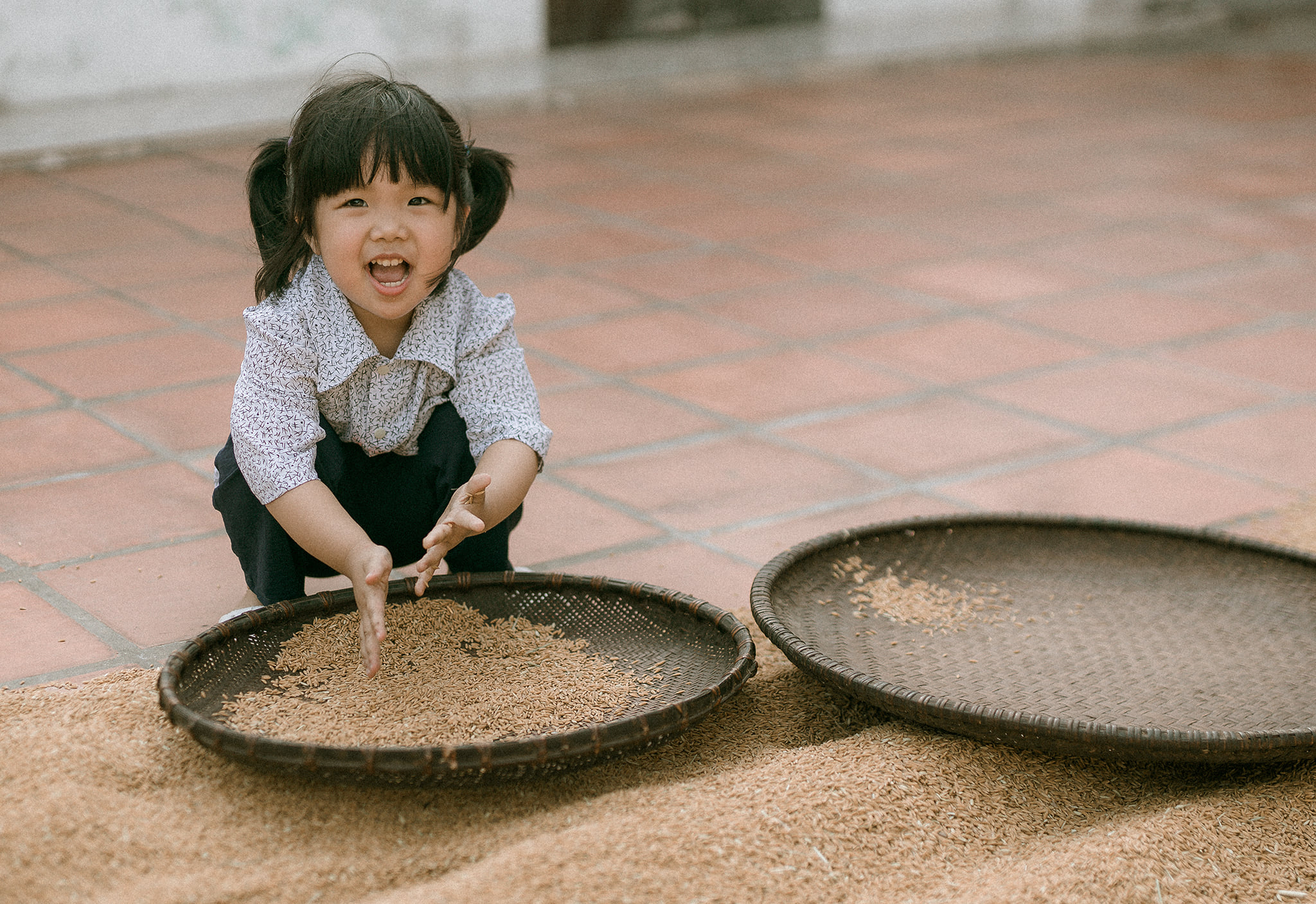 Chẳng cần quà cáp xa hoa, ông bố trẻ tặng con gái món quà vô giá nhân ngày 1/6: Chiếc vé về tuổi thơ cực &quot;XỊN&quot; với xe kem mút và thả diều trên đồng - Ảnh 3.