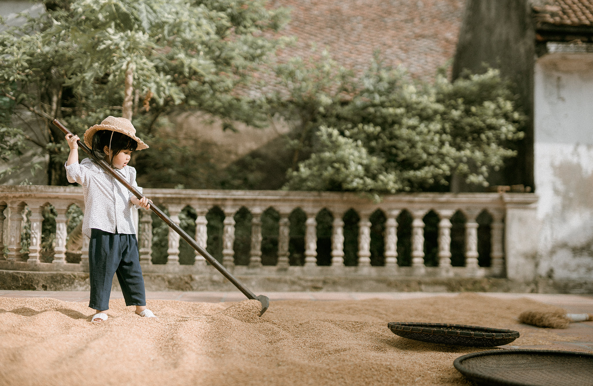 Chẳng cần quà cáp xa hoa, ông bố trẻ tặng con gái món quà vô giá nhân ngày 1/6: Chiếc vé về tuổi thơ cực &quot;XỊN&quot; với xe kem mút và thả diều trên đồng - Ảnh 8.