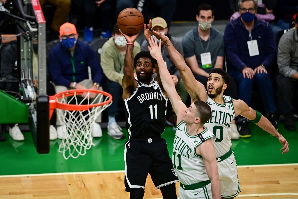 Phía sau vụ ồn ào ném chai nước của fan Celtics: Nguyên nhân là hành động bôi nhọ đội bóng cũ của Kyrie Irving - Ảnh 1.