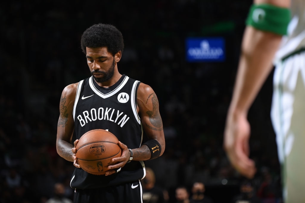 Phía sau vụ ồn ào ném chai nước của fan Celtics: Nguyên nhân là hành động bôi nhọ đội bóng cũ của Kyrie Irving - Ảnh 5.