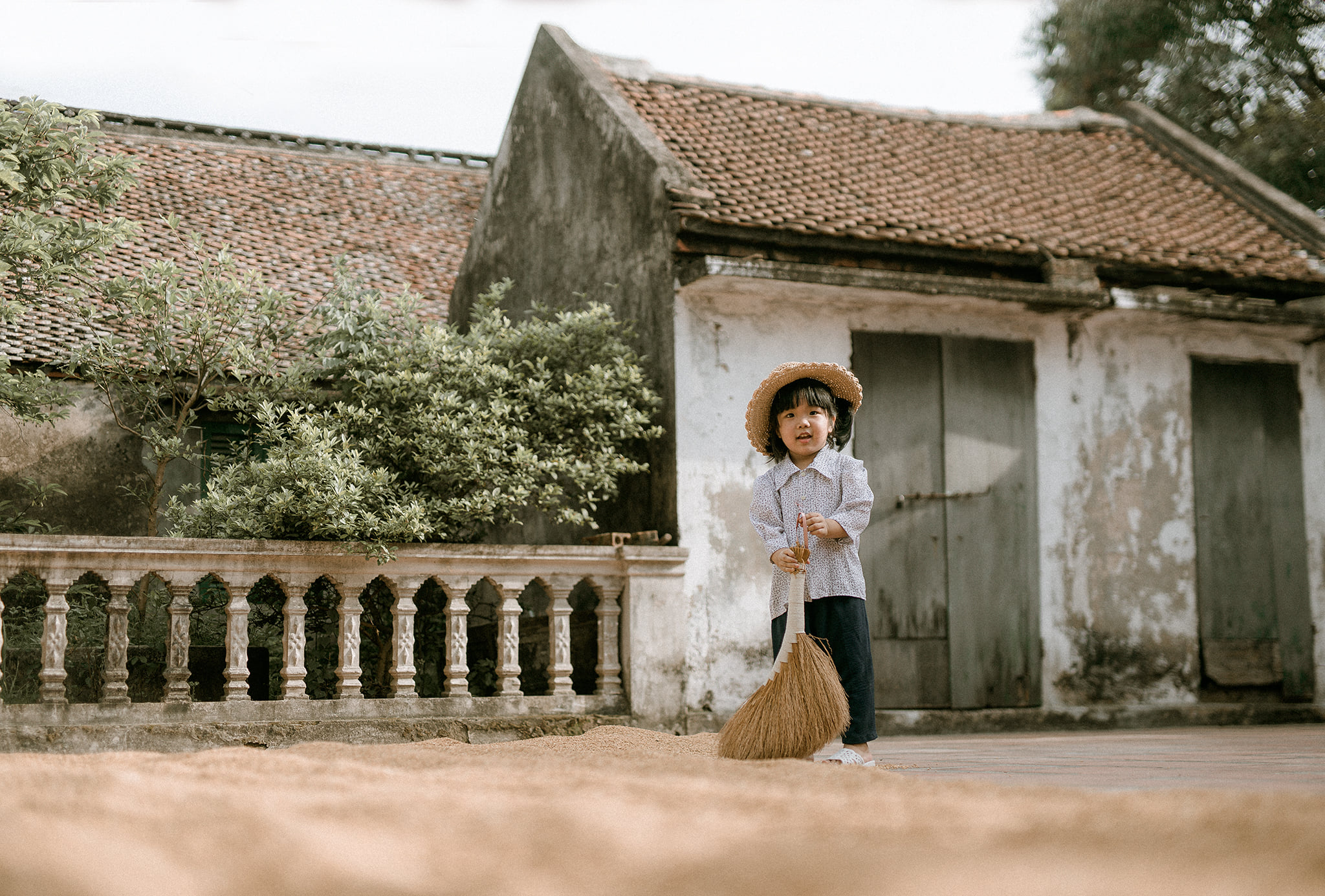 Chẳng cần quà cáp xa hoa, ông bố trẻ tặng con gái món quà vô giá nhân ngày 1/6: Chiếc vé về tuổi thơ cực &quot;XỊN&quot; với xe kem mút và thả diều trên đồng - Ảnh 6.