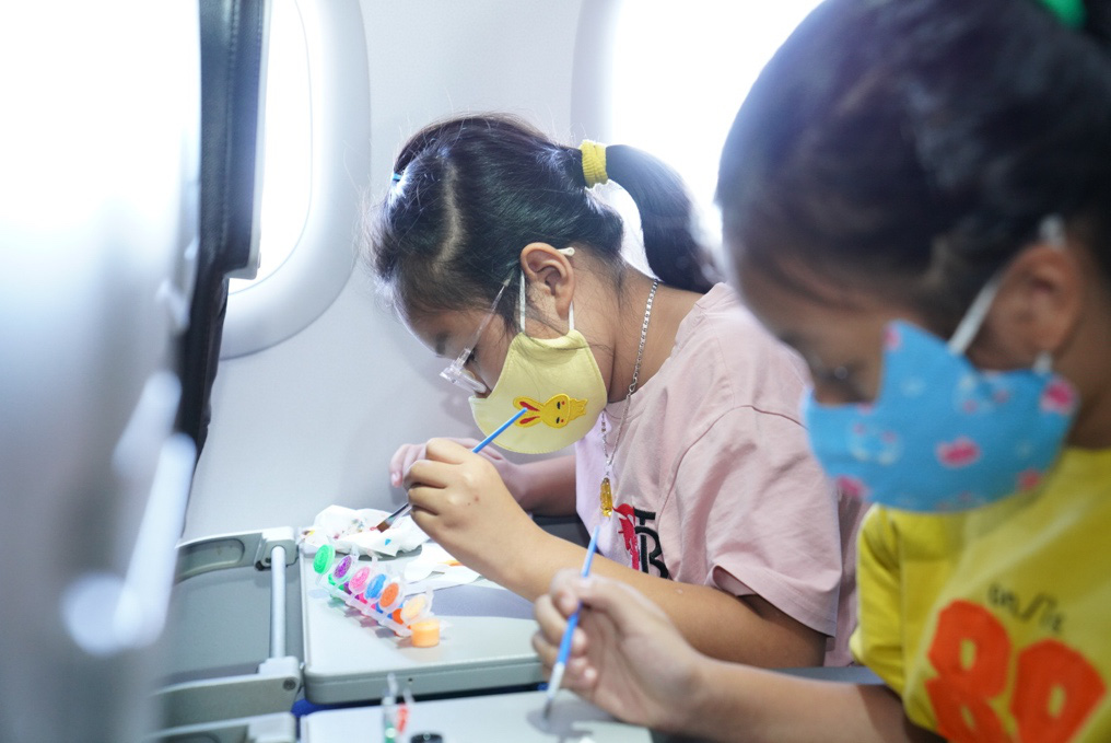 Cùng Vietjet lan toả niềm vui trên chuyến bay nhân ngày 1/6 - Ảnh 1.