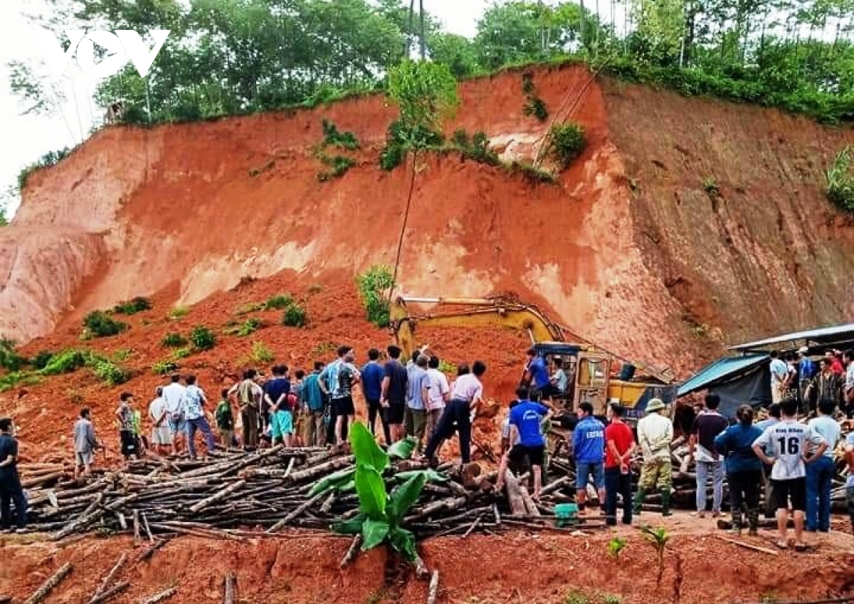 Kinh hoàng sạt lở đất, một phụ nữ bị vùi lấp tử vong tại chỗ - Ảnh 1.