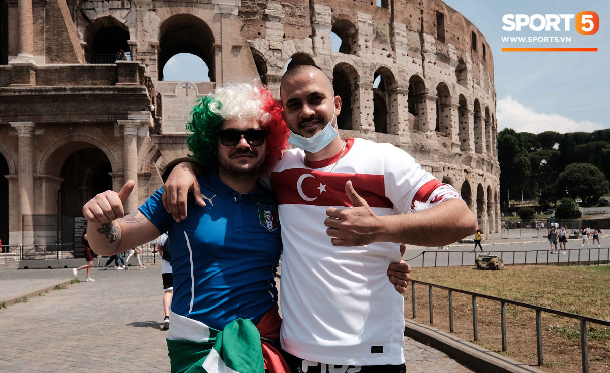 &quot;Độc&quot; từ nước Ý: Cận cảnh giấy xét nghiệm Covid-19 của fan đến xem khai mạc Euro 2020 - Ảnh 1.