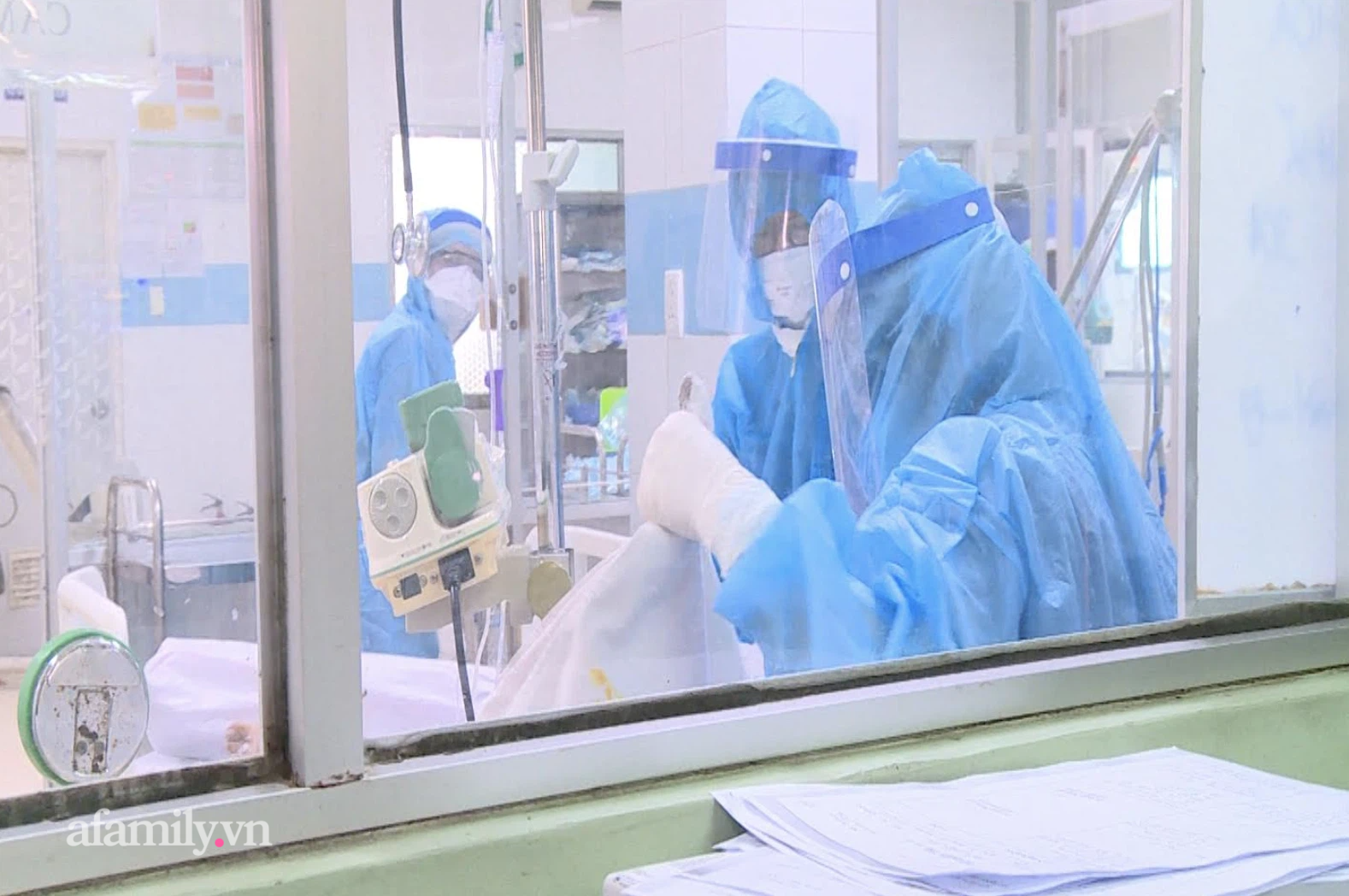 NÓNG: 3 nhân viên y tế Bệnh viện Bệnh Nhiệt đới TP.HCM dương tính SARS-CoV-2 - Ảnh 1.