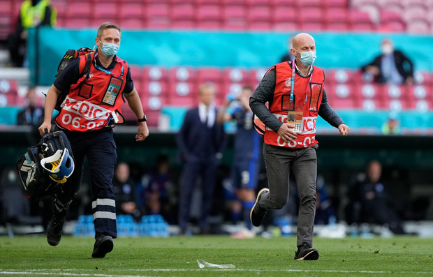 Khoảnh khắc cầu thủ Đan Mạch bất ngờ gục ngã ngay giữa trận đấu khiến cả thế giới bàng hoàng, bật khóc: Ronaldo gửi lời chúc bình an, bác sĩ lý giải nguyên nhân - Ảnh 7.