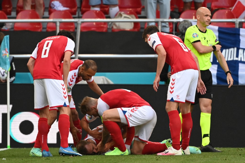 Đồng cảm với Eriksen, Daley Blind khóc nức nở khi được ra sân thi đấu tại Euro 2020 - Ảnh 1.