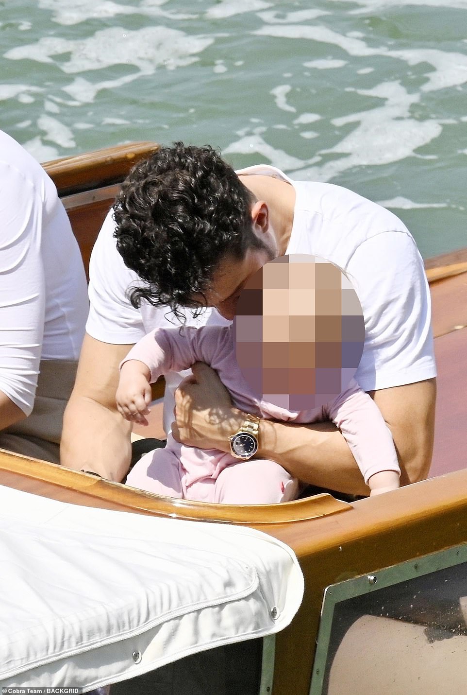 Katy Perry và Orlando Bloom đưa con gái đi du thuyền, dân tình chỉ để ý đến biểu cảm khó ở làm rộ nghi vấn toang của cặp đôi - Ảnh 6.