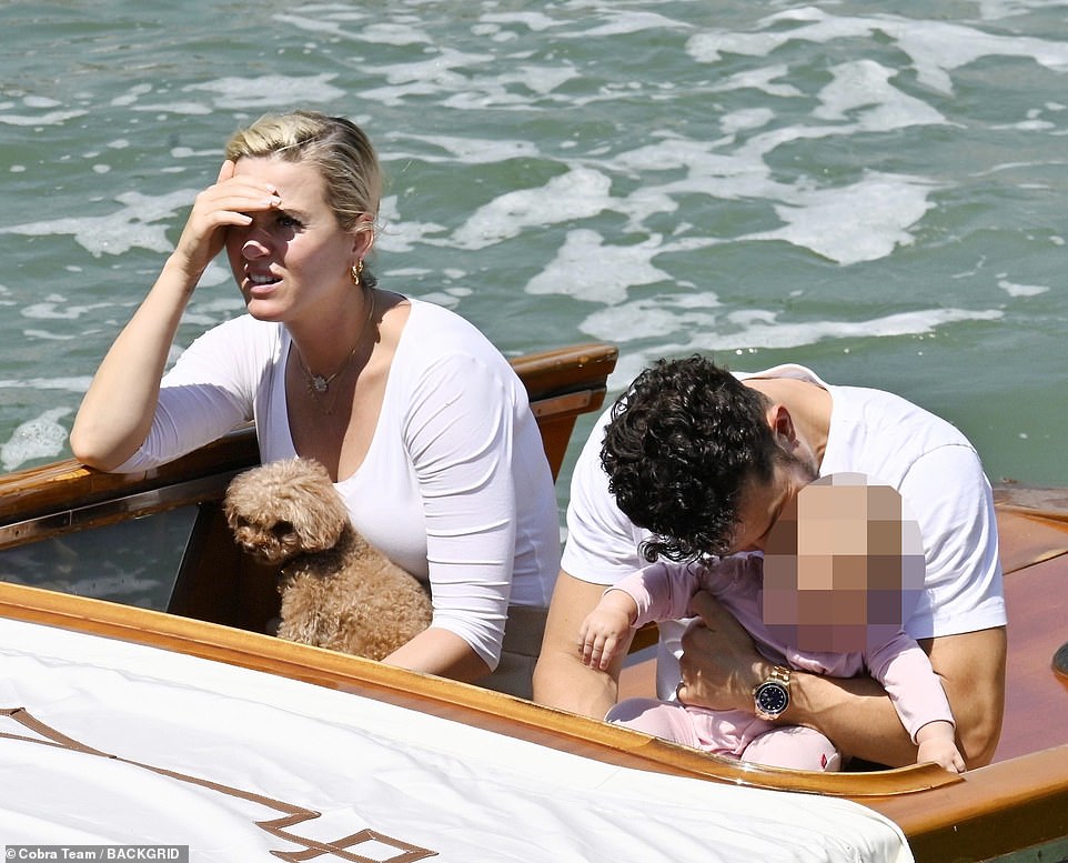Katy Perry và Orlando Bloom đưa con gái đi du thuyền, dân tình chỉ để ý đến biểu cảm khó ở làm rộ nghi vấn toang của cặp đôi - Ảnh 3.