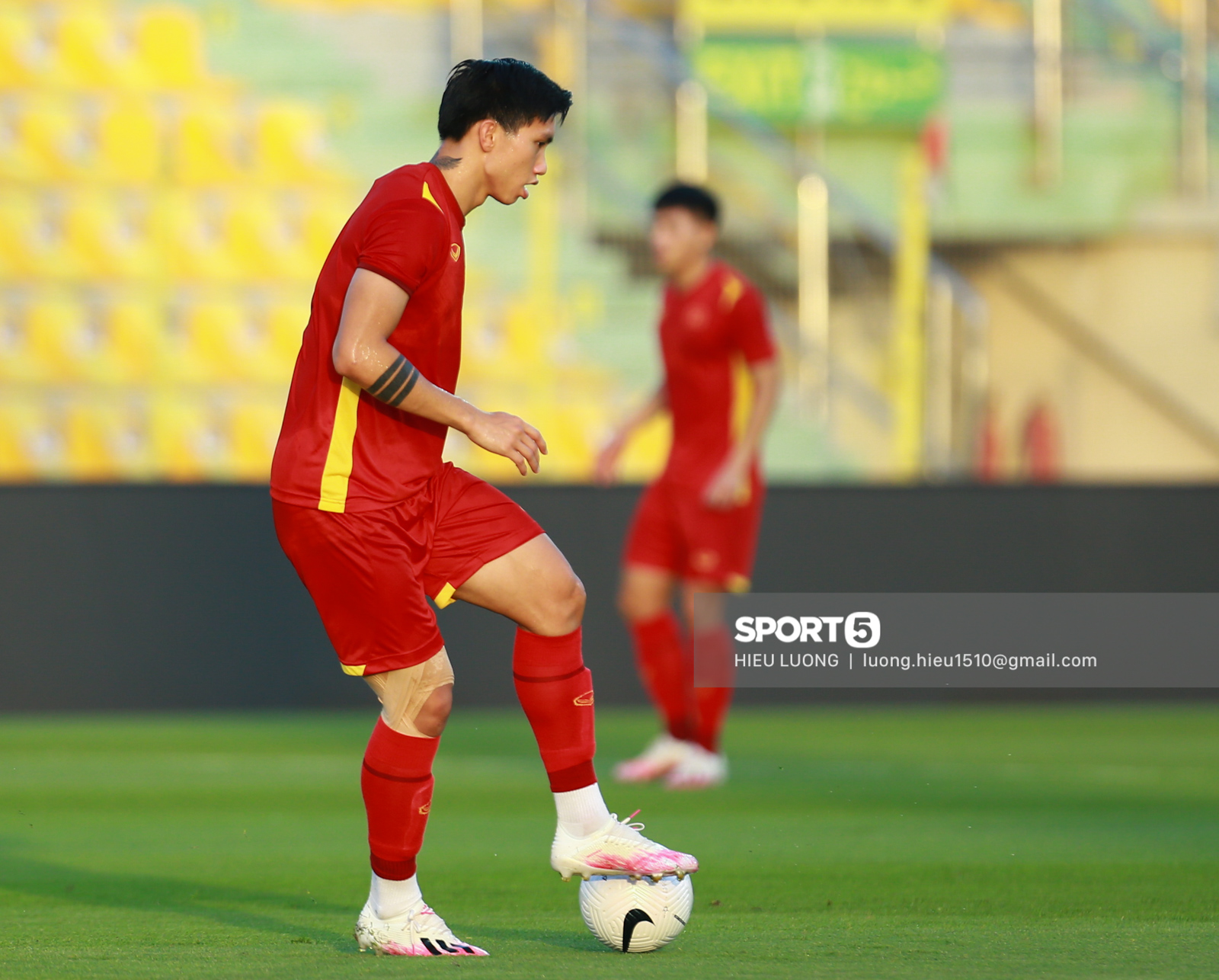 Văn Hậu ngẫu hứng thực hiện tuyệt kỹ &quot;rabona&quot; ở buổi tập của tuyển Việt Nam - Ảnh 1.