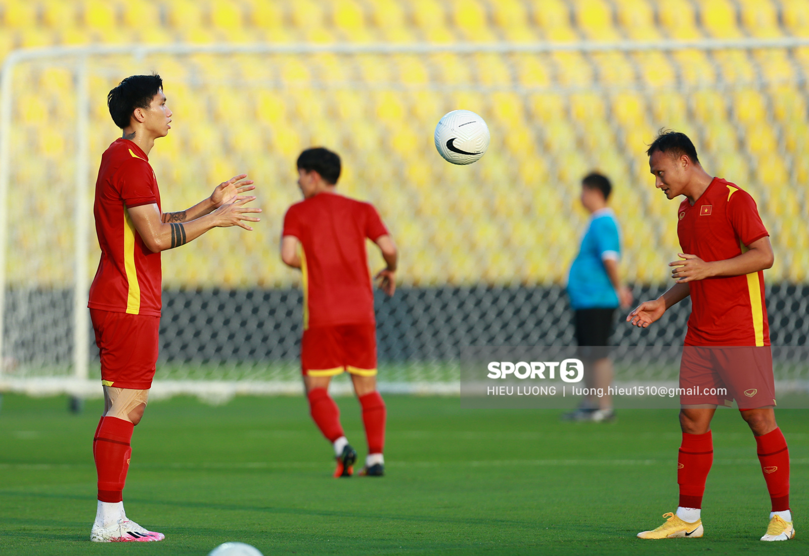 Văn Hậu ngẫu hứng thực hiện tuyệt kỹ &quot;rabona&quot; ở buổi tập của tuyển Việt Nam - Ảnh 4.