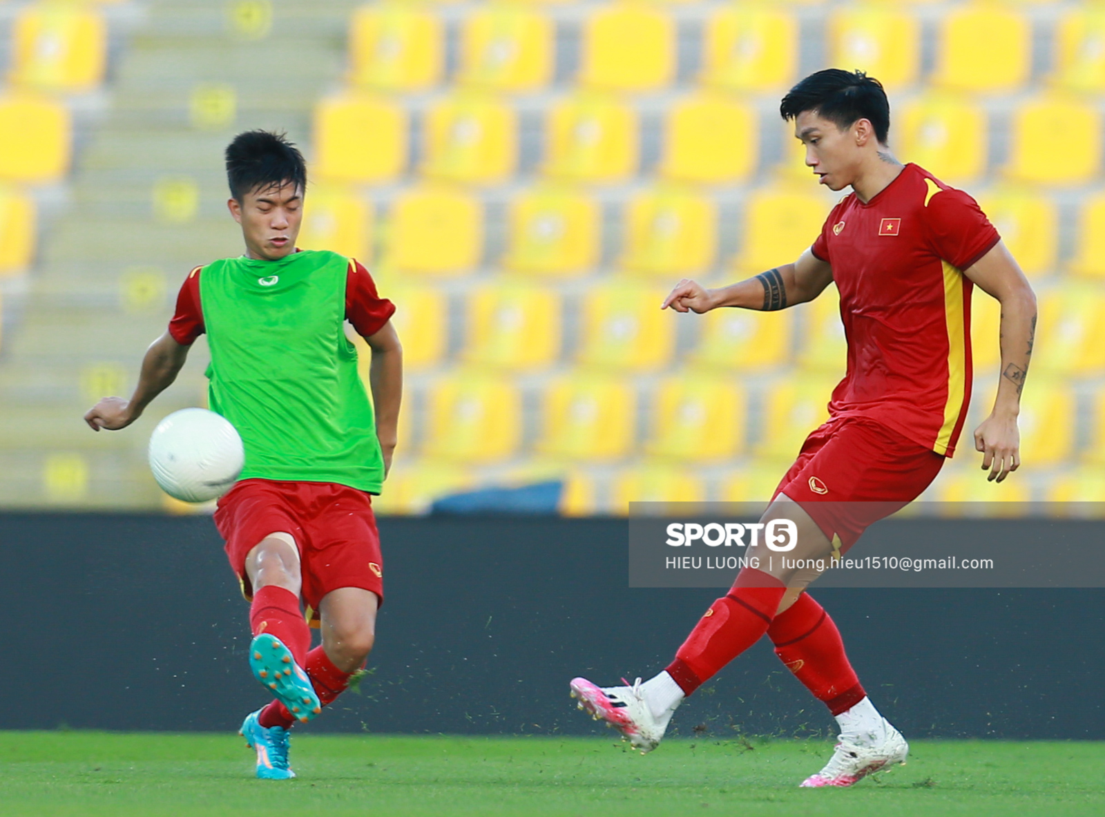 Văn Hậu ngẫu hứng thực hiện tuyệt kỹ &quot;rabona&quot; ở buổi tập của tuyển Việt Nam - Ảnh 3.