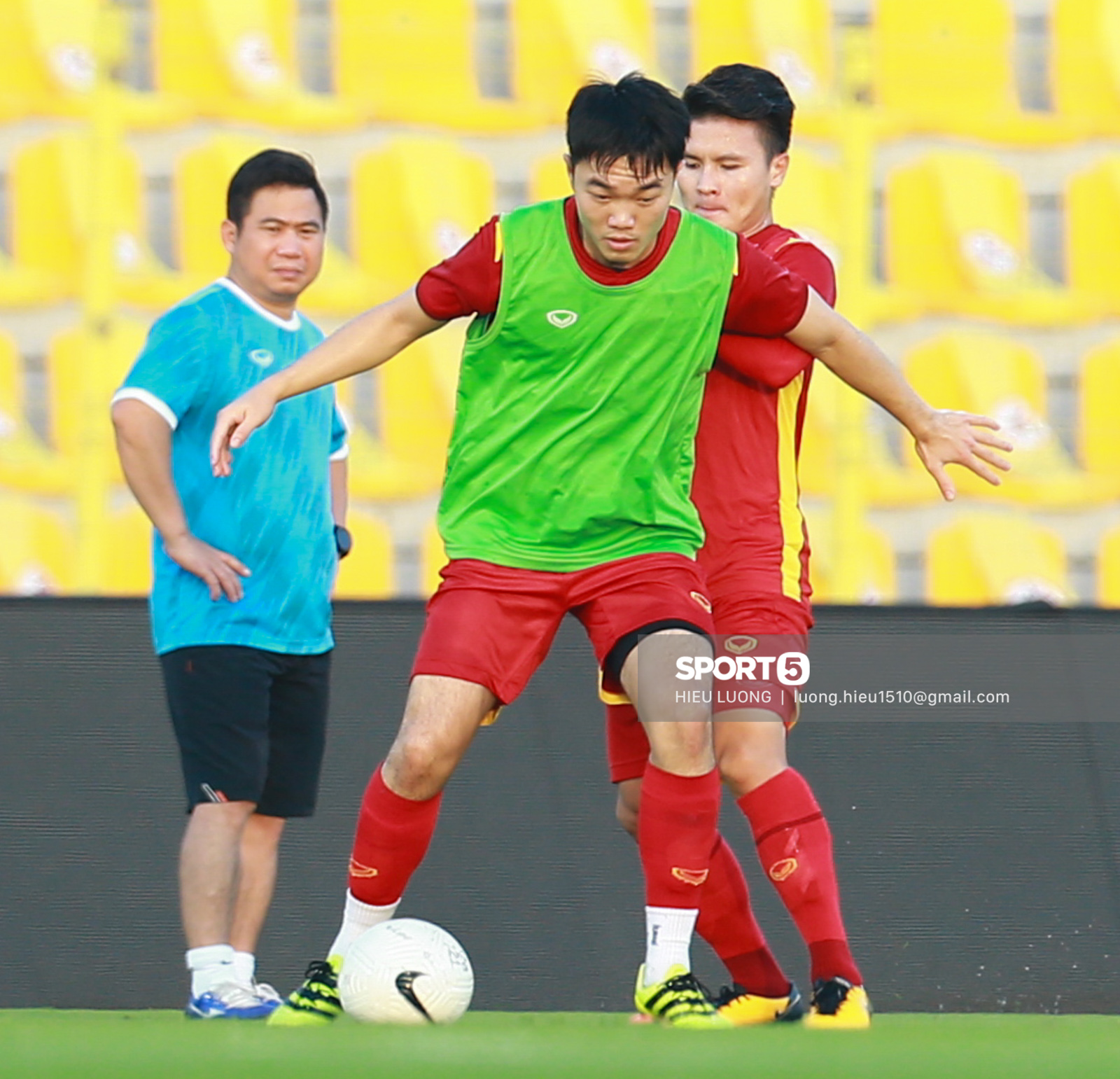 Văn Hậu ngẫu hứng thực hiện tuyệt kỹ &quot;rabona&quot; ở buổi tập của tuyển Việt Nam - Ảnh 6.