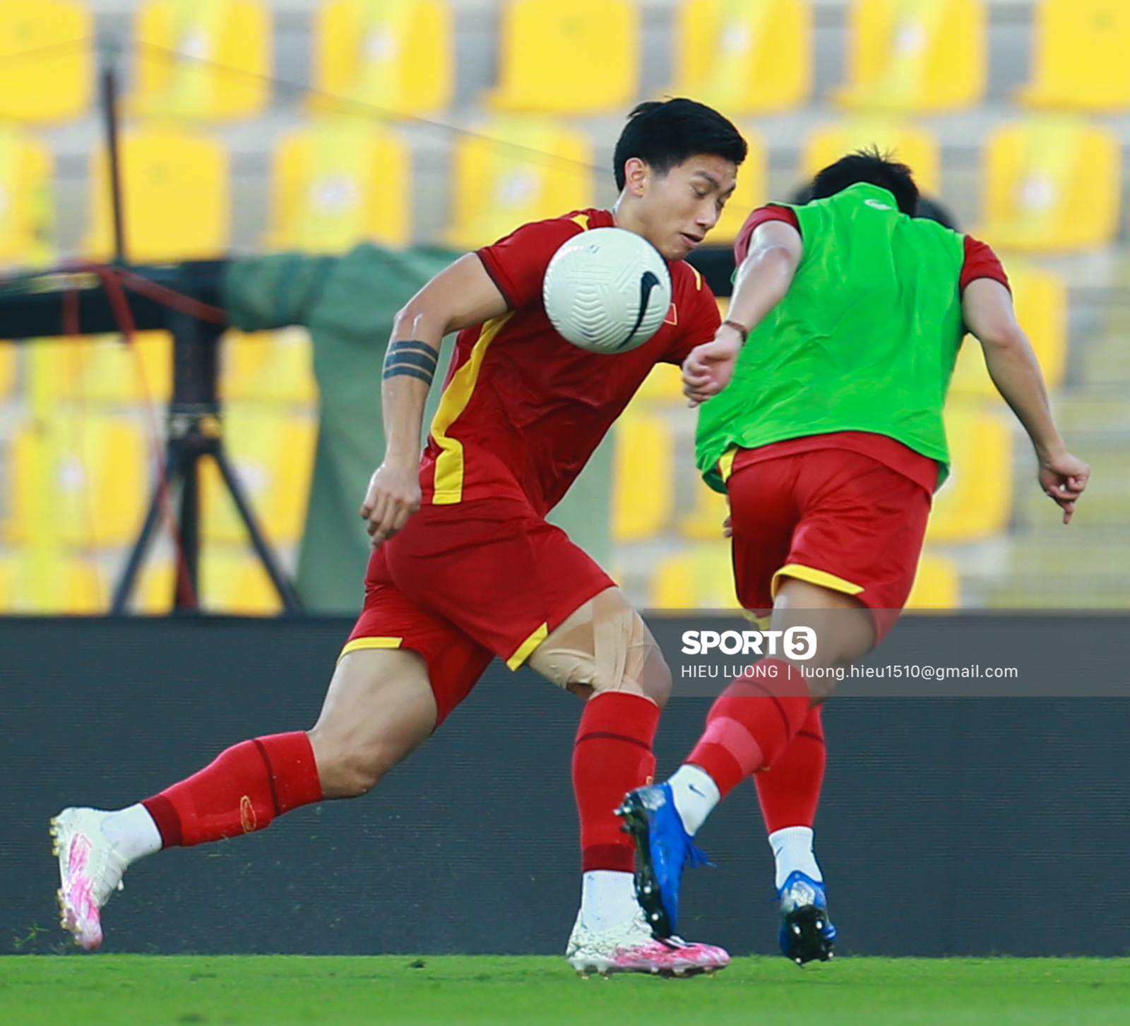 Văn Hậu ngẫu hứng thực hiện tuyệt kỹ &quot;rabona&quot; ở buổi tập của tuyển Việt Nam - Ảnh 5.