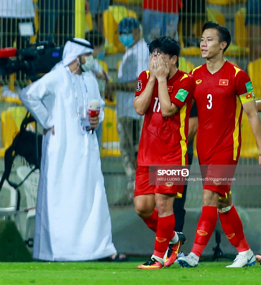 Tuyển Việt Nam buồn bã rời sân Zabeel sau trận thua UAE - Ảnh 5.