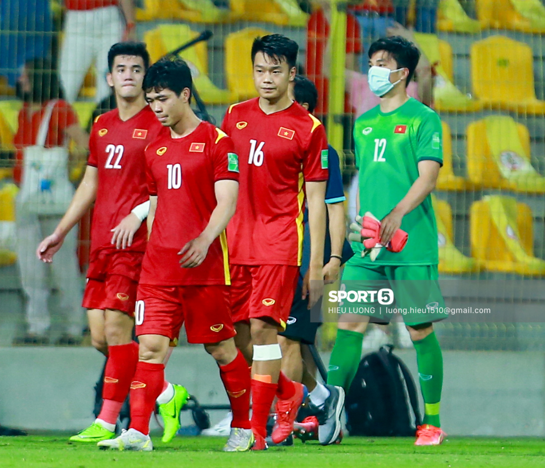 Tuyển Việt Nam buồn bã rời sân Zabeel sau trận thua UAE - Ảnh 7.
