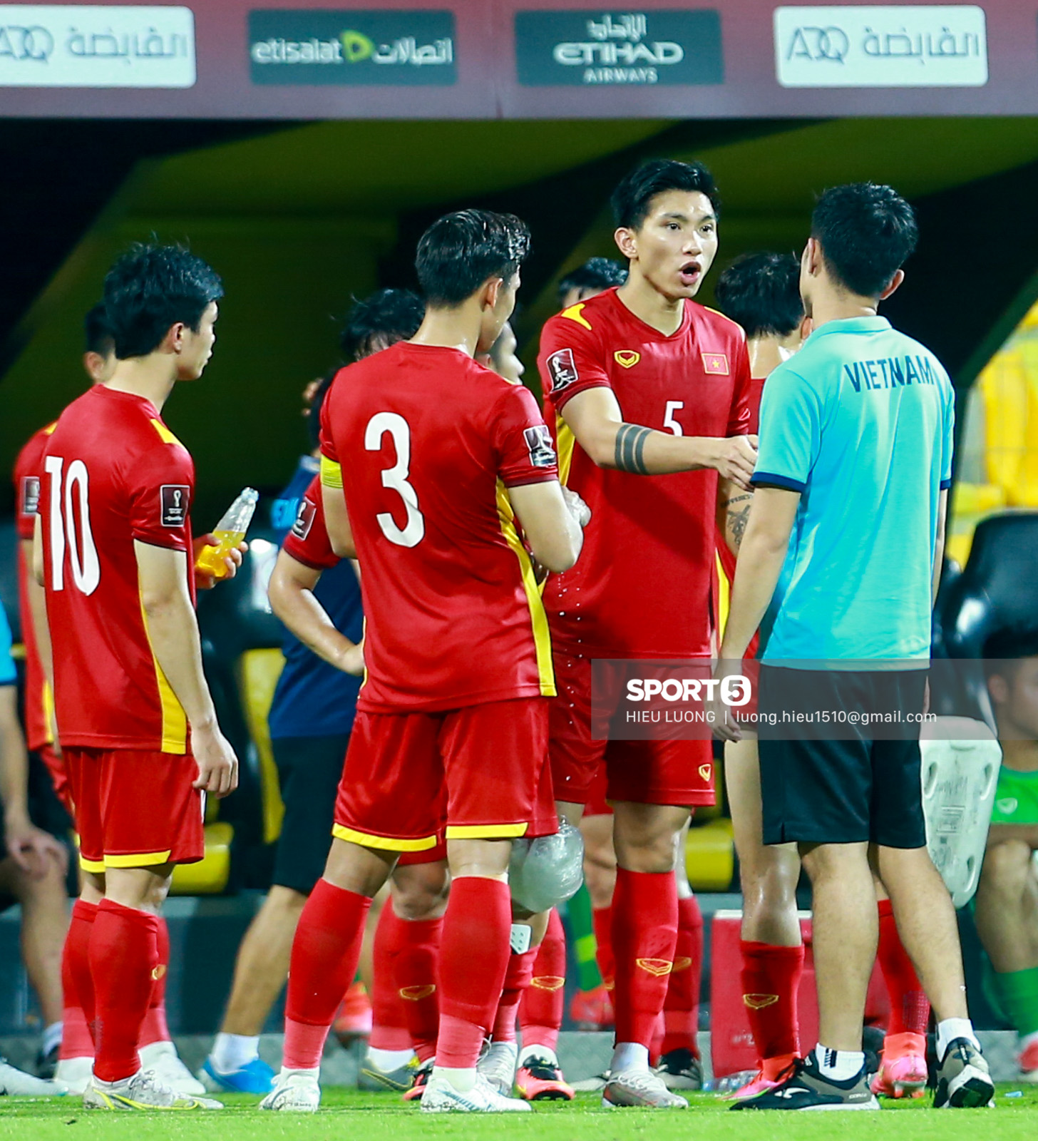 Tuyển Việt Nam buồn bã rời sân Zabeel sau trận thua UAE - Ảnh 8.
