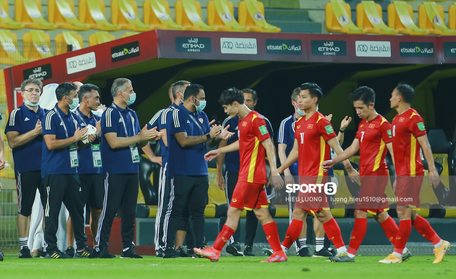 Ban huấn luyện UAE xếp hàng, vỗ tay động viên tuyển Việt Nam sau thất bại - Ảnh 1.