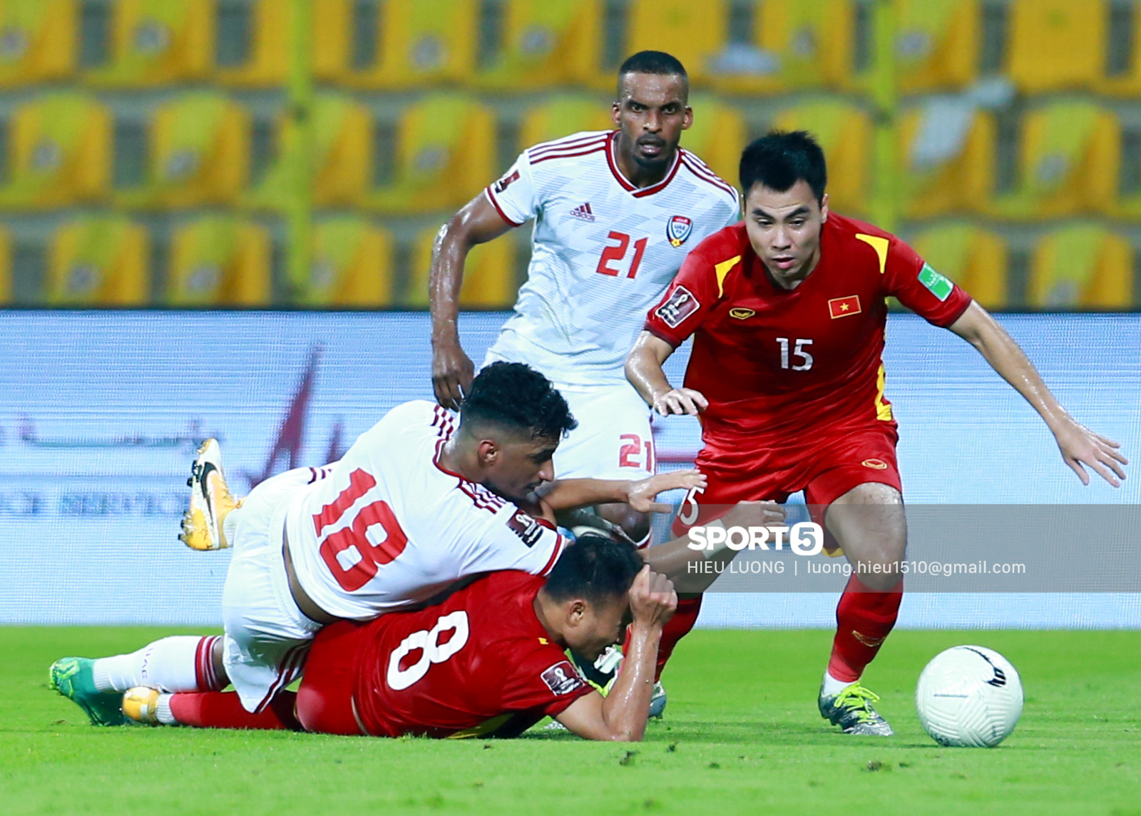 Ban huấn luyện UAE xếp hàng, vỗ tay động viên tuyển Việt Nam sau thất bại - Ảnh 6.