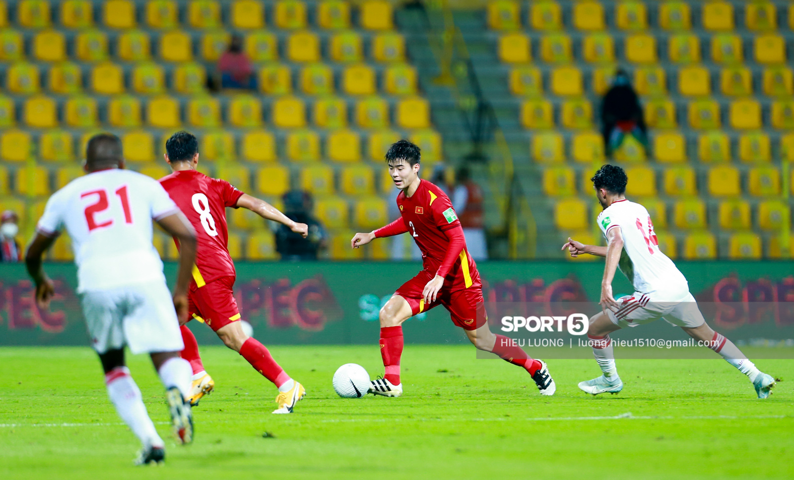 Ban huấn luyện UAE xếp hàng, vỗ tay động viên tuyển Việt Nam sau thất bại - Ảnh 5.