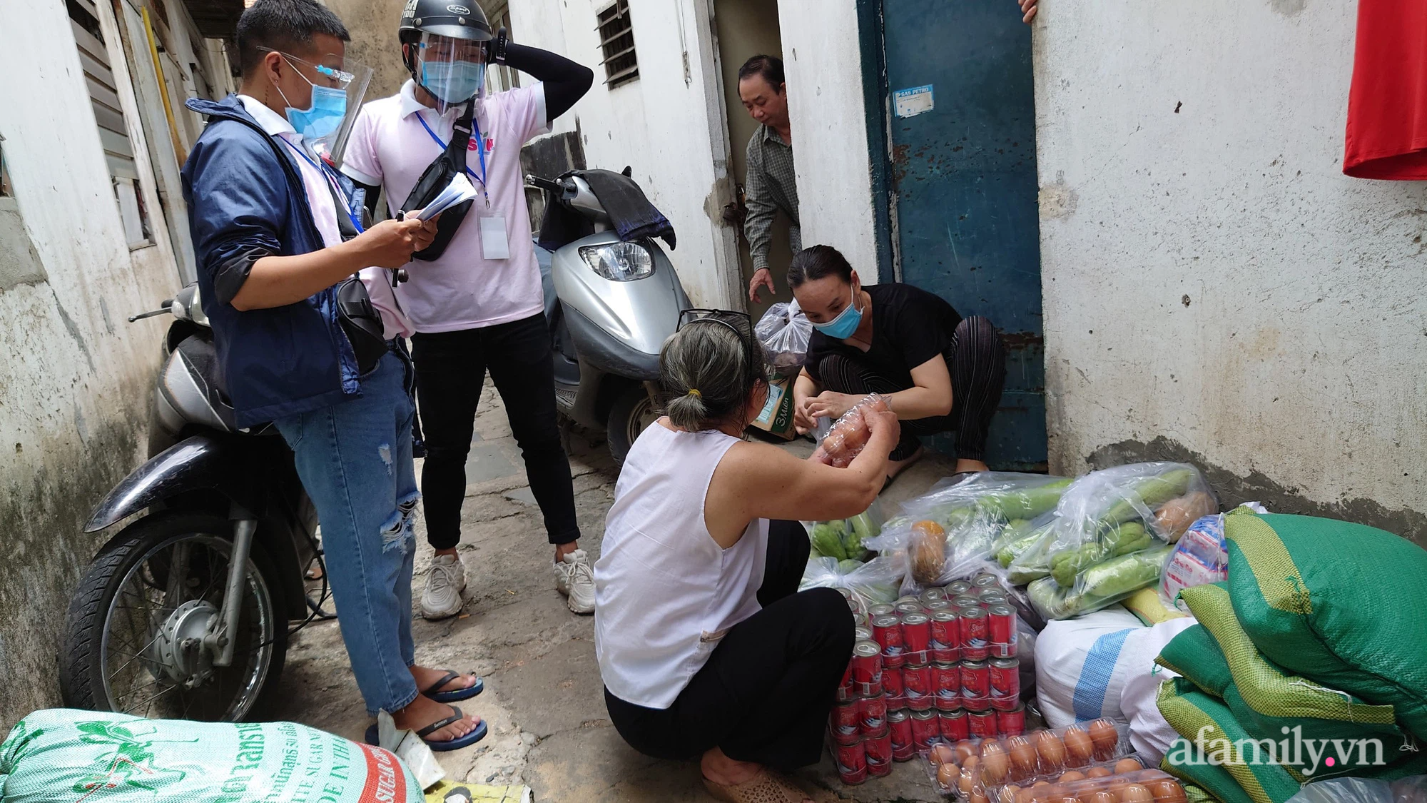 Sài Gòn &quot;bị thương&quot; vì COVID-19, người miền Tây tặng khoai lang tím, mang 7 tấn quà quê lên &quot;góp gạo thổi cơm&quot; tương trợ - Ảnh 5.