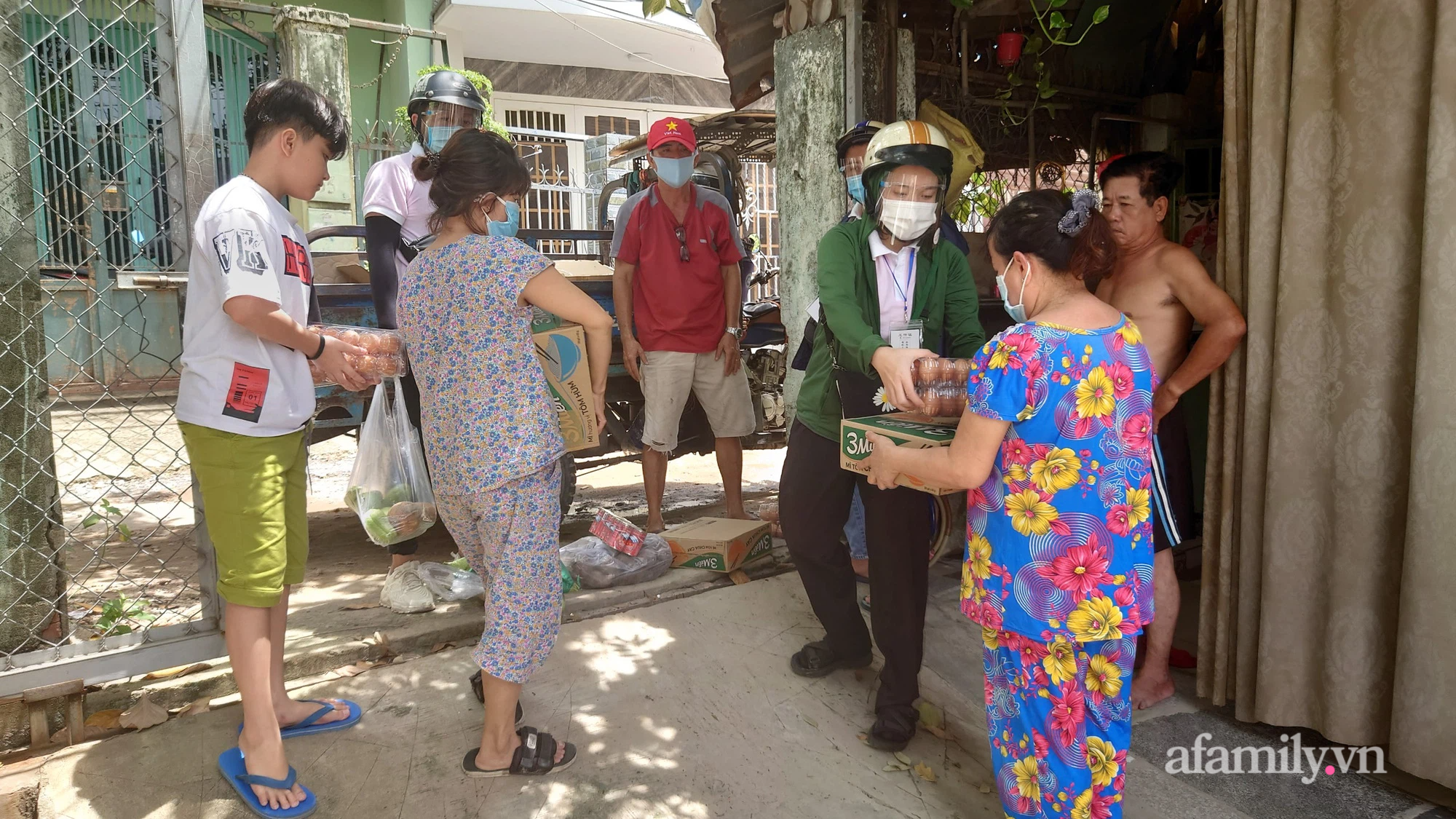 Sài Gòn &quot;bị thương&quot; vì COVID-19, người miền Tây tặng khoai lang tím, mang 7 tấn quà quê lên &quot;góp gạo thổi cơm&quot; tương trợ - Ảnh 8.