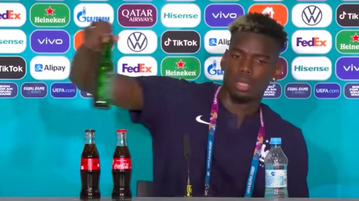 Hết bị cắn, Pogba lại có hành động giống Ronaldo với “chai nước&quot; quen thuộc cùng hàng triệu người dân Việt Nam - Ảnh 2.