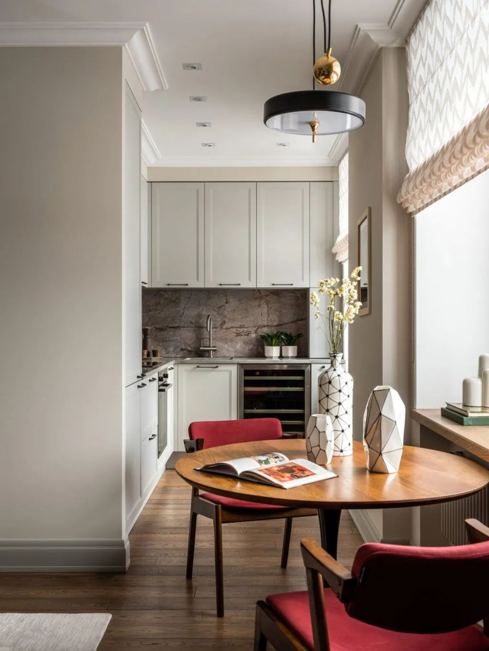 Những “tuyệt chiêu” thiết kế cho căn bếp 4-5m2, không gian nhỏ mà hiệu quả sử dụng vẫn hoàn hảo - Ảnh 1.
