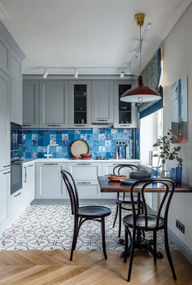 Những “tuyệt chiêu” thiết kế cho căn bếp 4-5m2, không gian nhỏ mà hiệu quả sử dụng vẫn hoàn hảo - Ảnh 2.