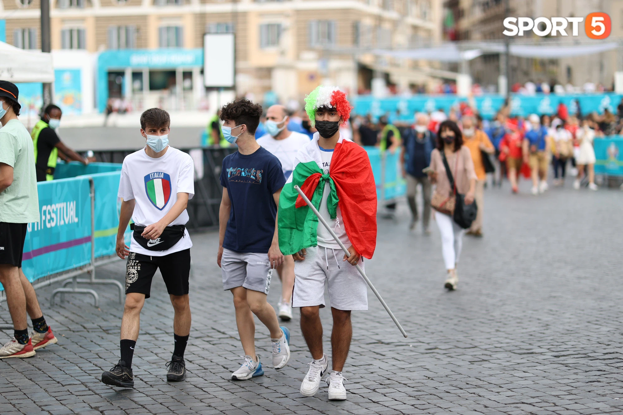 Cận cảnh công tác phòng dịch tại fanzone của Italia trước trận đấu của đội nhà - Ảnh 13.