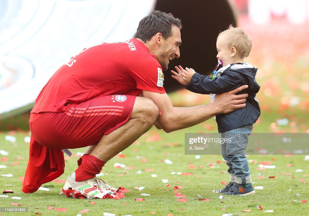 Ngỡ ngàng, ngơ ngác, bật ngửa với phản ứng từ con trai Hummels sau bàn phản lưới nhà của ông bố  - Ảnh 1.