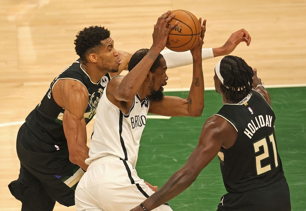 Cùng nhau tỏa sáng ở Game 6, Milwaukee Bucks đưa Bán kết miền Đông đến với &quot;trận cầu sinh tử&quot; - Ảnh 2.