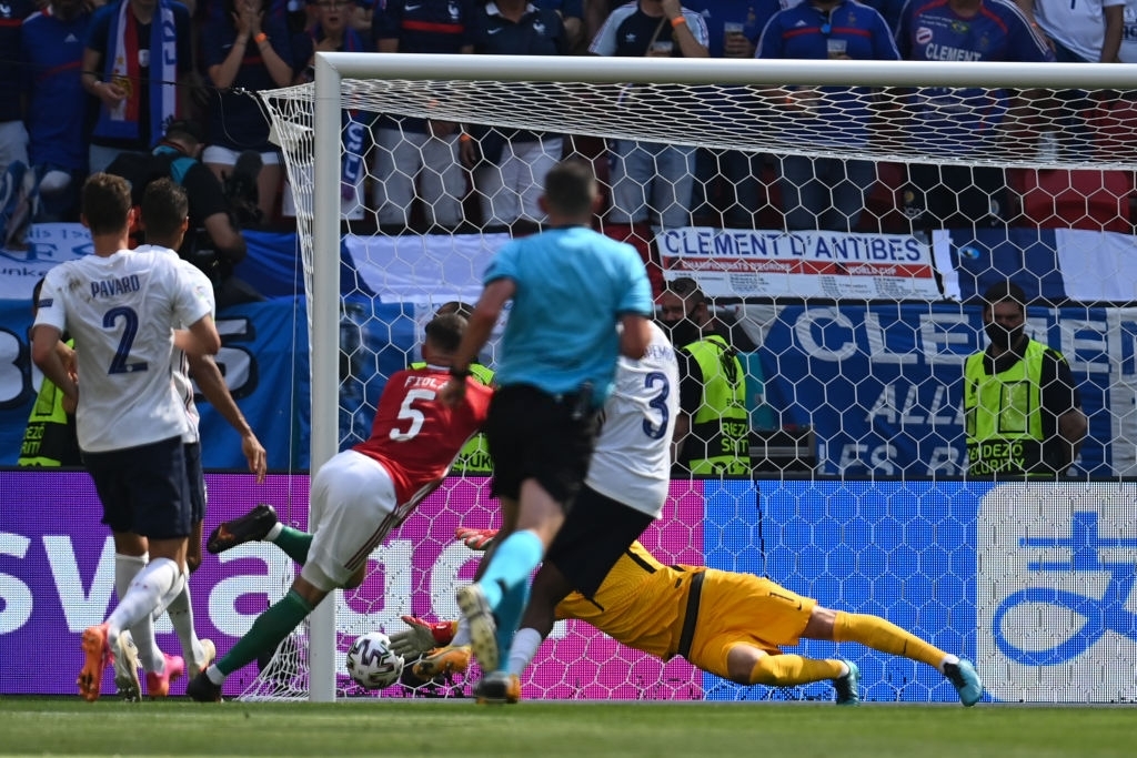 Cầu thủ và CĐV Hungary ăn mừng cuồng nhiệt sau bàn thắng dẫn trước tuyển Pháp - Ảnh 1.