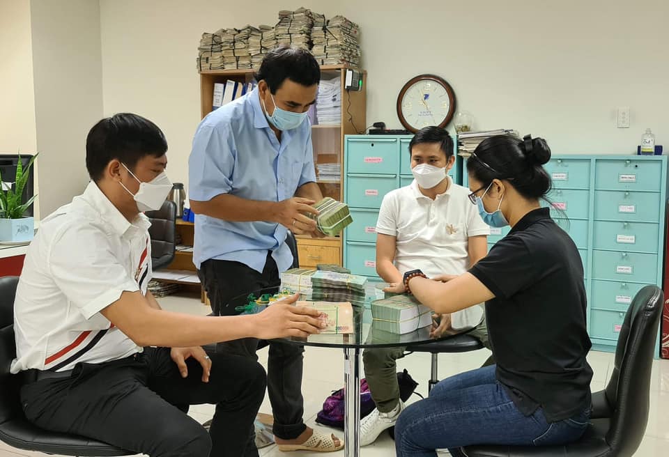 Quyền Linh tiếp tục “ghi điểm” khi trao thêm hơn 2 tỷ đồng để mua vắc xin cho người nghèo - Ảnh 2.