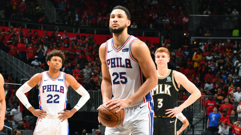 NHM giận dữ đốt cháy chiếc áo đấu của Ben Simmons bên ngoài nhà thi đấu của Philadelphia 76ers - Ảnh 3.