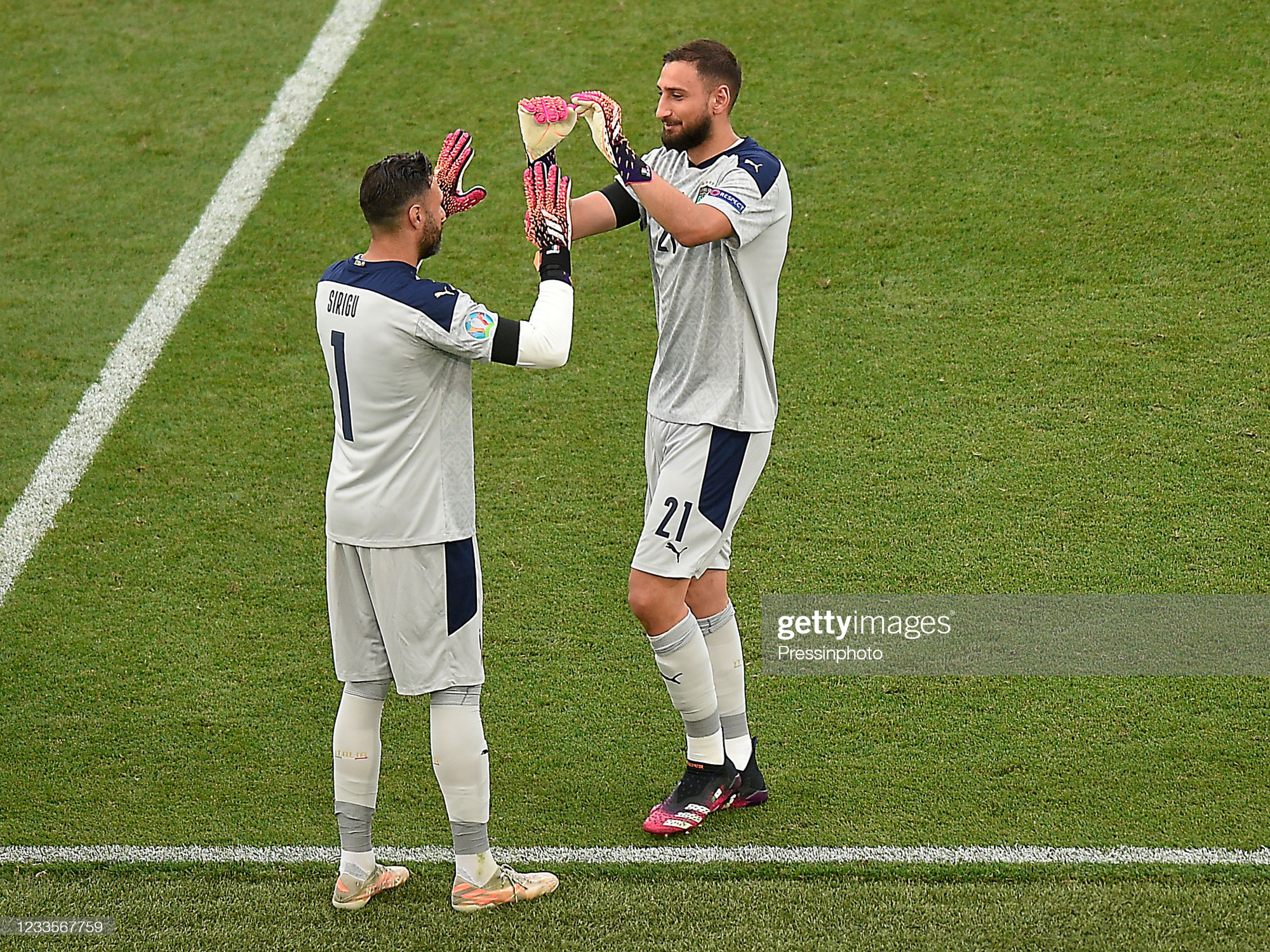 Donnarumma bị fan huýt sáo khi rời sân, nốt trầm trong ngày vui của đội tuyển Italia - Ảnh 1.