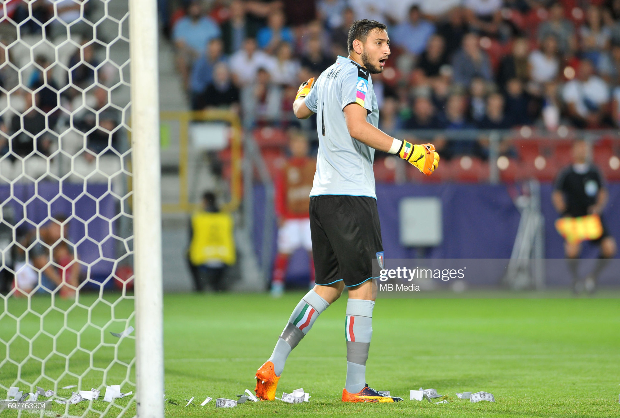 Donnarumma bị fan huýt sáo khi rời sân, nốt trầm trong ngày vui của đội tuyển Italia - Ảnh 2.