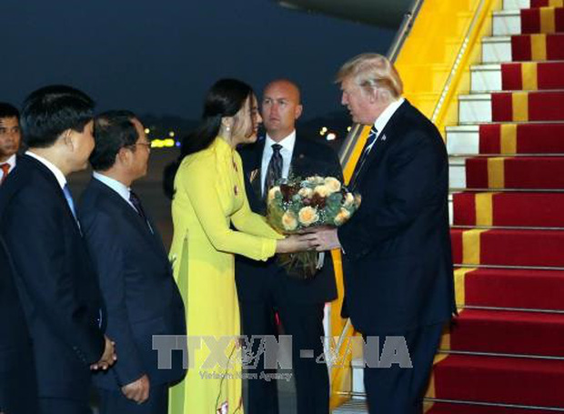 Thân thế không phải dạng vừa của MC VTV24 được bạn trai CEO cầu hôn trên máy bay: Từng vinh dự tặng hoa cho Tổng thống Trump, nể nhất là bản lĩnh đối đầu định kiến - Ảnh 3.