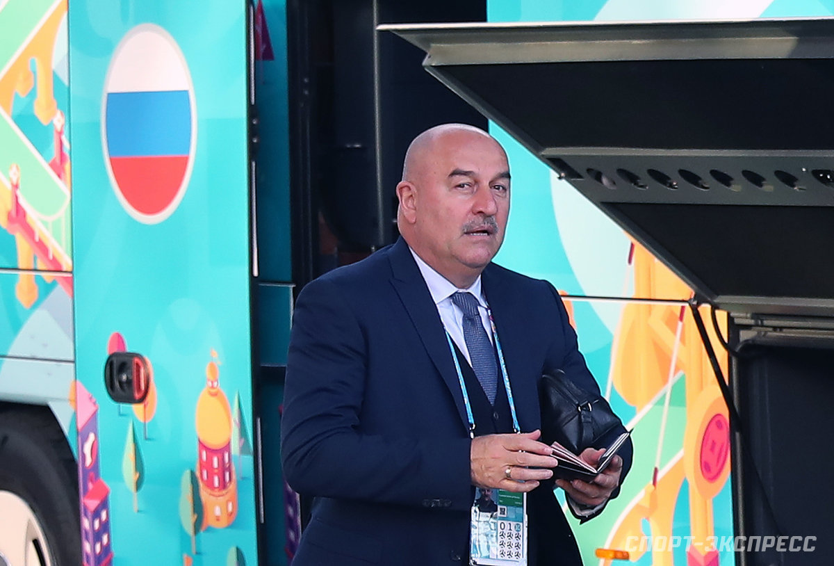 Bị loại sớm tại Euro 2020, đội tuyển Nga lủi thủi về nước trong vòng vây của 5 xe cảnh sát - Ảnh 8.