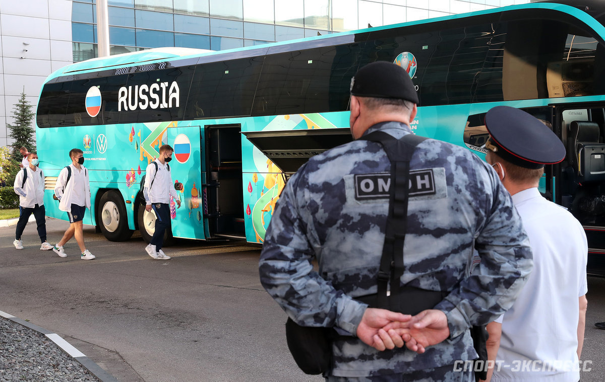 Bị loại sớm tại Euro 2020, đội tuyển Nga lủi thủi về nước trong vòng vây của 5 xe cảnh sát - Ảnh 7.