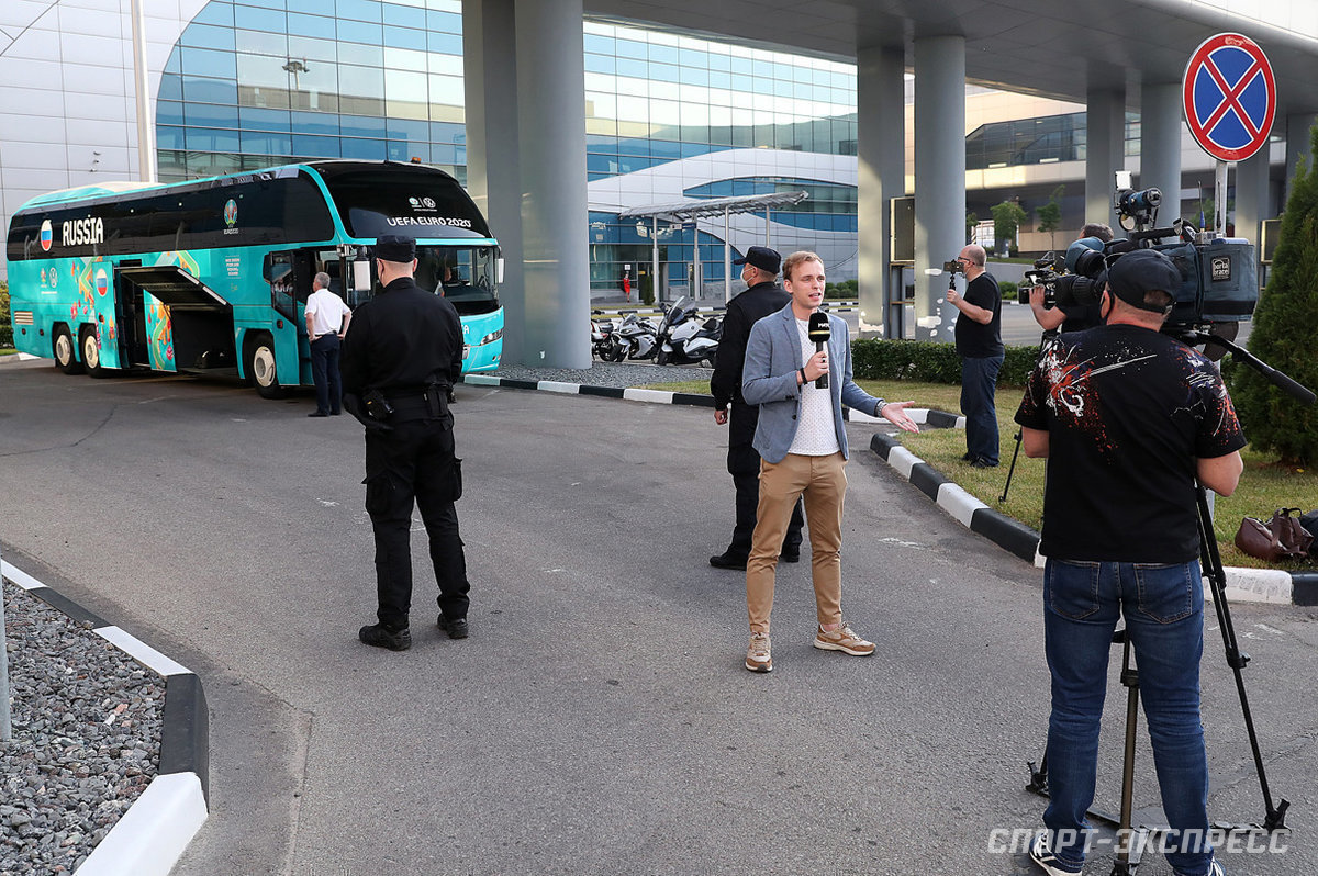 Bị loại sớm tại Euro 2020, đội tuyển Nga lủi thủi về nước trong vòng vây của 5 xe cảnh sát - Ảnh 2.