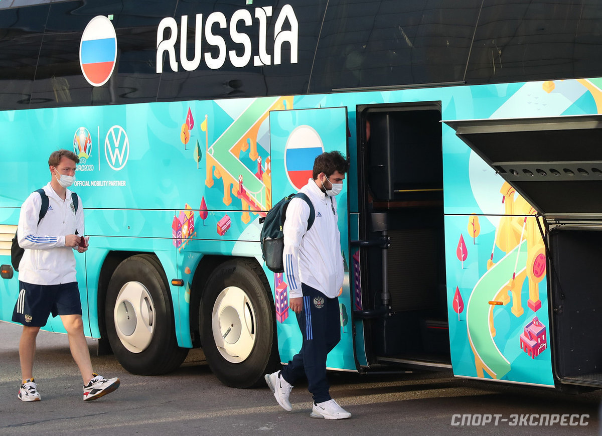 Bị loại sớm tại Euro 2020, đội tuyển Nga lủi thủi về nước trong vòng vây của 5 xe cảnh sát - Ảnh 4.