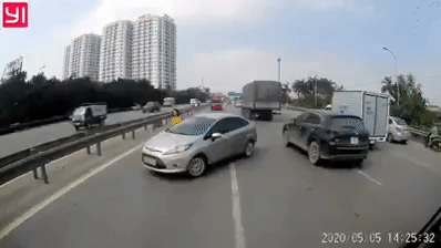 Biện minh ‘Em không biết đường’, người phụ nữ lái xe chạy ngược chiều bất chấp cảnh báo của tài xế xe tải - Ảnh 2.