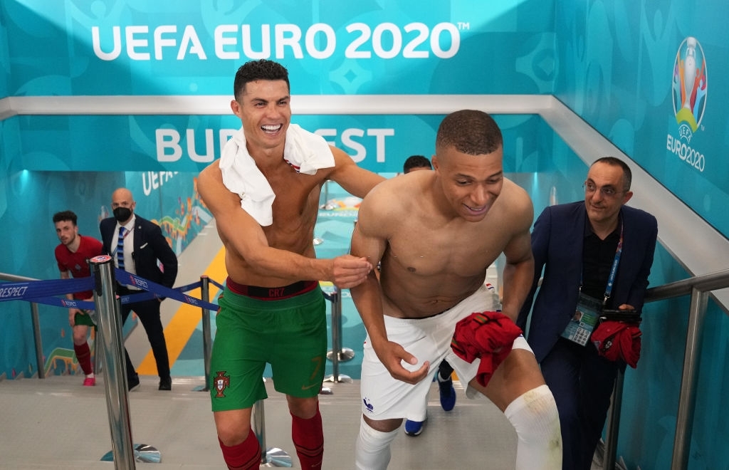 Mbappe và Ronaldo có hành động thân mật sau trận khiến fan bóng đá ngỡ ngàng - Ảnh 5.