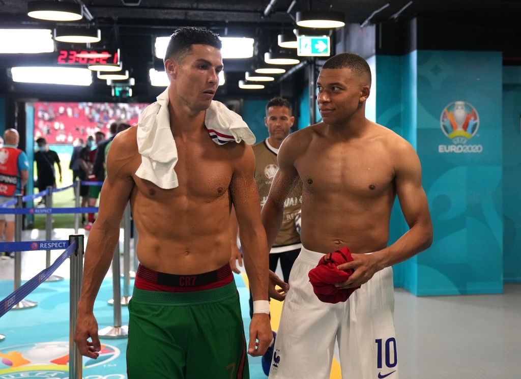 Mbappe và Ronaldo có hành động thân mật sau trận khiến fan bóng đá ngỡ ngàng - Ảnh 4.