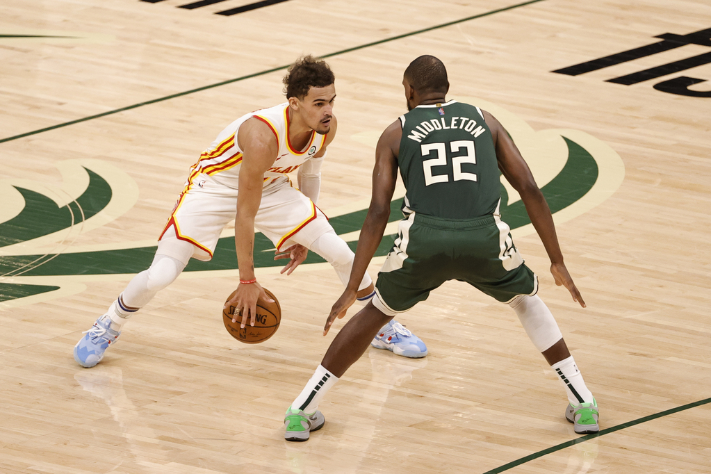 Trae Young bùng cháy với 48 điểm, Atlanta Hawks chặn đứng chuỗi thắng của Milwaukee Bucks - Ảnh 2.